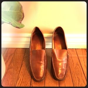Russell Bromley, London. Tan leather loafers. 37,5